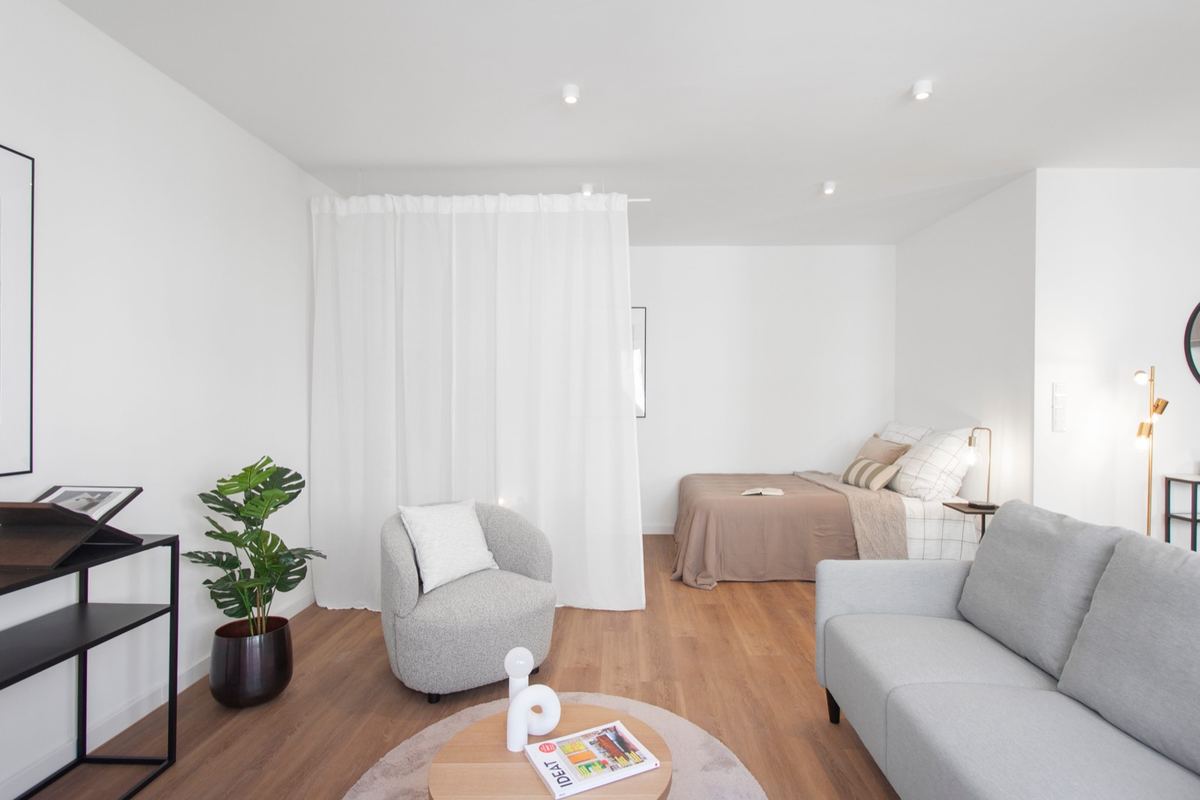 Hell eingerichtete Wohnung mit Wohn- und Schlafbereich