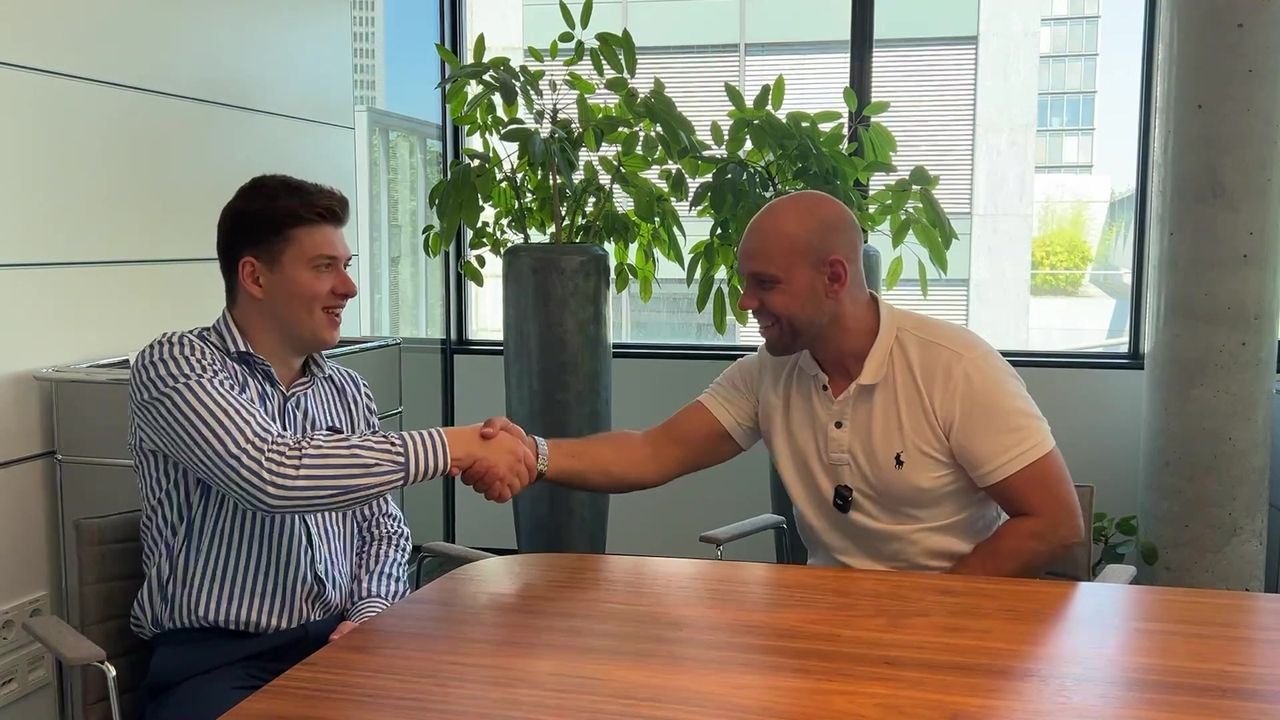 Etienne Brüderlein von Q96 Real Estate mit Käufer Simon Gurok